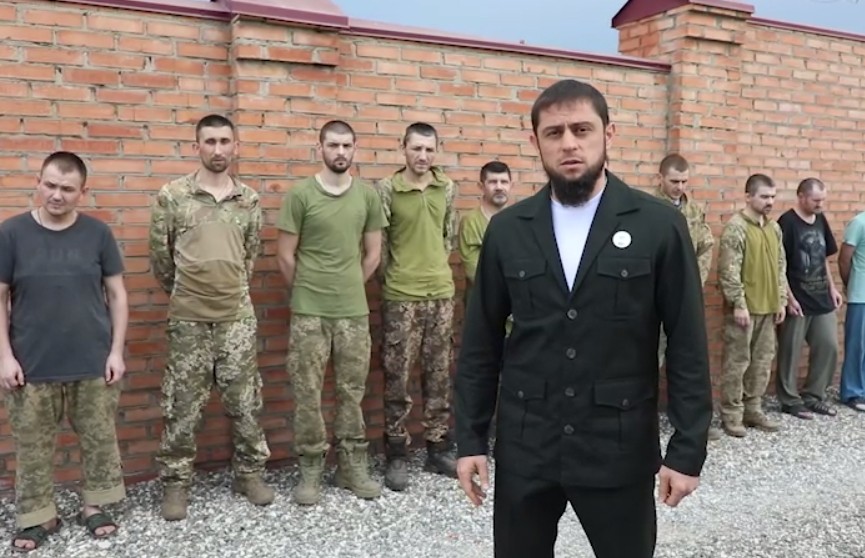 Министр Чечни записал видео на фоне пленных штурмовиков ВСУ