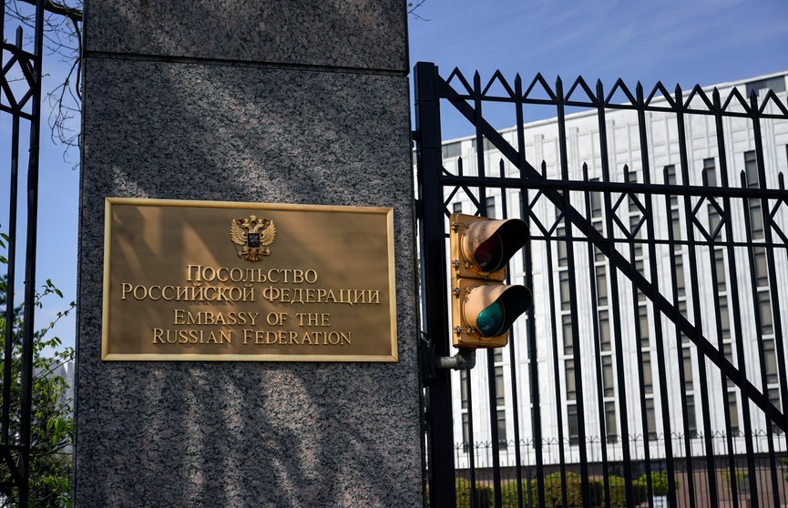 Заявления об изъятии украинских паспортов – дезинформация, рассказали в посольстве России в США