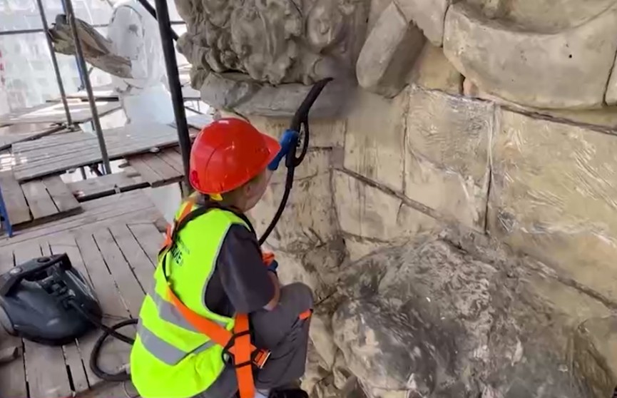 Московские реставраторы на большой высоте восстанавливают уникальные скульптуры на Доме геологов (ВИДЕО)