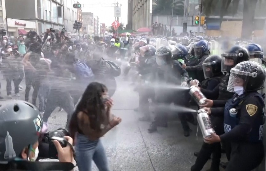 Протесты за легализацию абортов в Мексике переросли в стычки с полицией