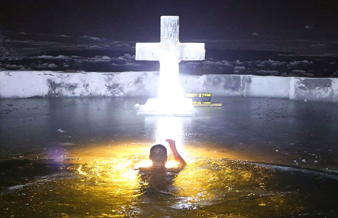 Кому не стоит окунаться в купель на Крещение? Объясняет медик
