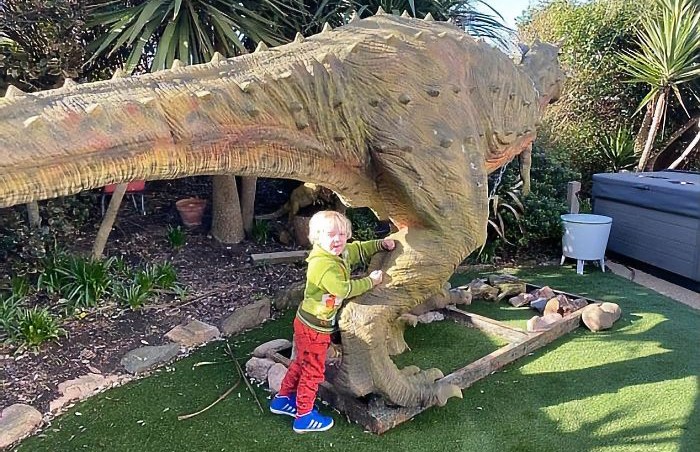 Мальчик попросил у папы динозавра. Родитель купил игрушку длиной 6 метров