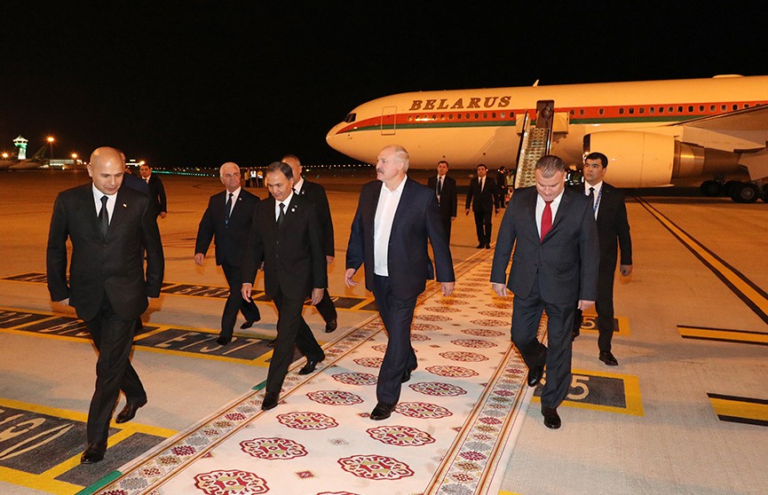 Александр Лукашенко прибыл в Туркменистан для участия в саммите СНГ