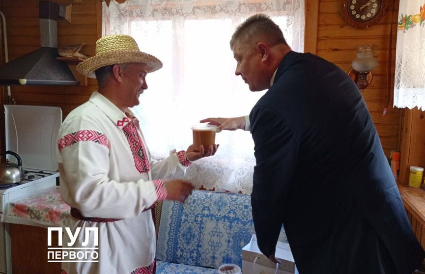 Вкусный, натуральный, целебный: жителю Чечерска передали мед от Лукашенко