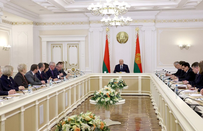 Лукашенко провел совещание по поводу будущей вступительной кампании