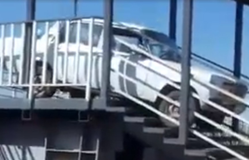 В Казахстане водитель ВАЗа заехал на пешеходный мост и застрял