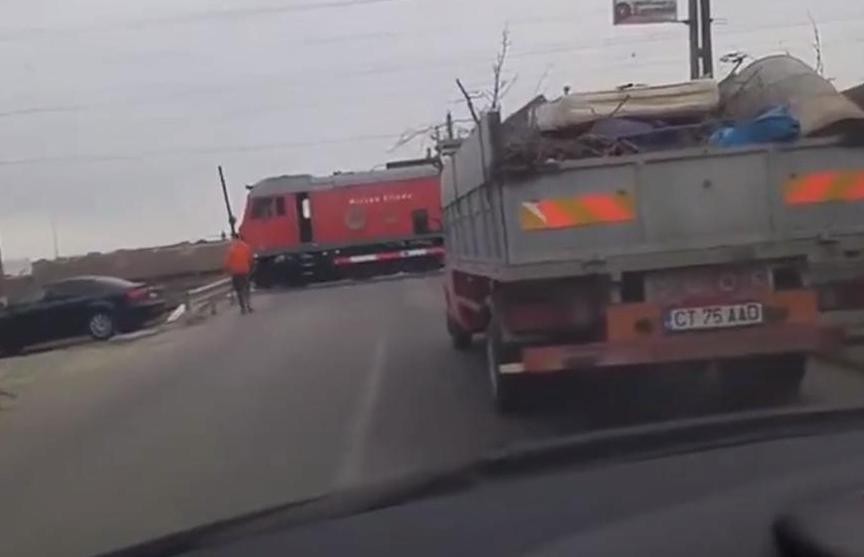 В Румынии машинист перекрыл железнодорожный переезд ради чашки кофе (ВИДЕО)