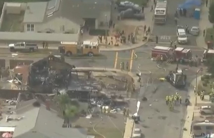 В США упавший вблизи школьного кампуса самолет уничтожил два дома