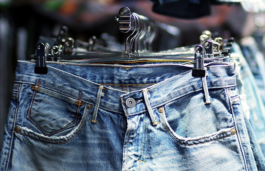 В Гродненской области в продаже выявили небезопасные джинсы и брюки