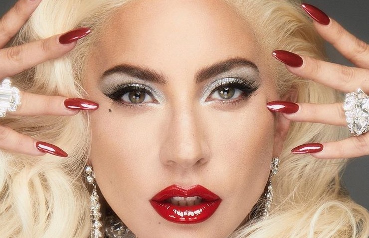 Леди Гага выложила фото в облегающем топе, без макияжа и вдохновила поклонников