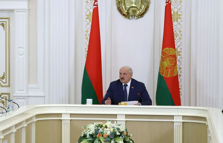 Лукашенко: хватит местной вертикали витать в облаках и ждать указаний из центра