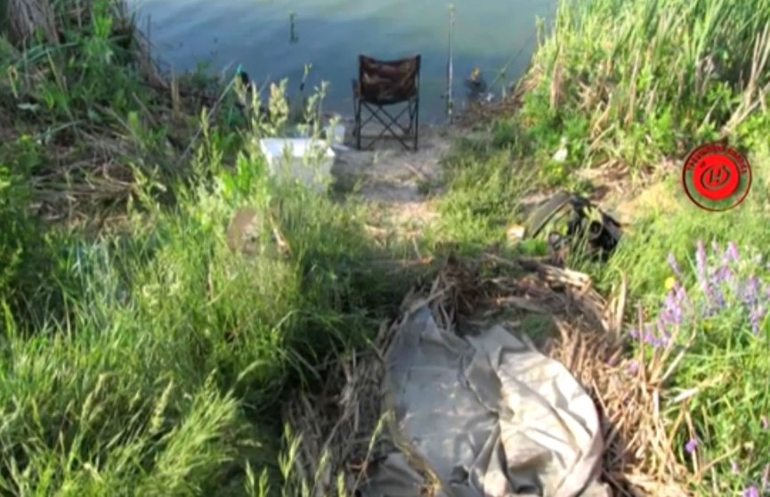 Рыбак решил вздремнуть на озере, за это время у него украли весь его рыбацкий инструментарий