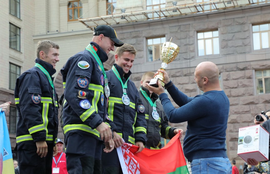 В Киеве белорусы победили на соревнованиях «Сильнейший пожарный спасатель»