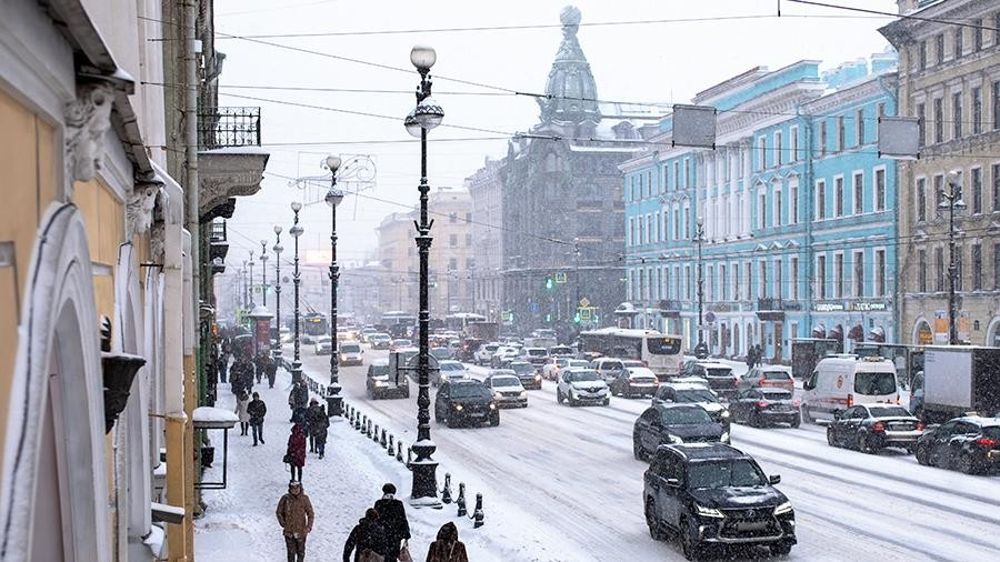 В Петербурге мужчина избил и выбросил девушку из окна пятого этажа