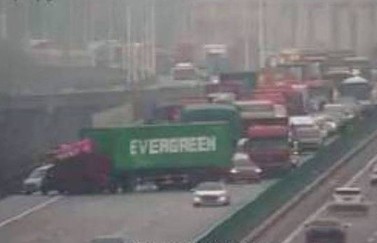 В интернете обсуждают грузовик, который  перегородил дорогу – он той же фирмы, что и контейнеровоз в Суэцком канале