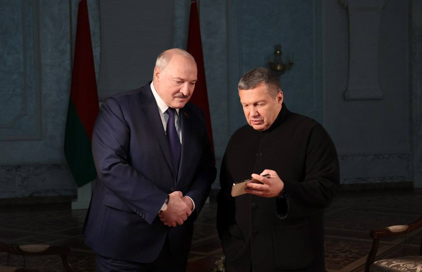 Лукашенко и Соловьев после интервью смотрели видео с телефона журналиста. И вот что там было!