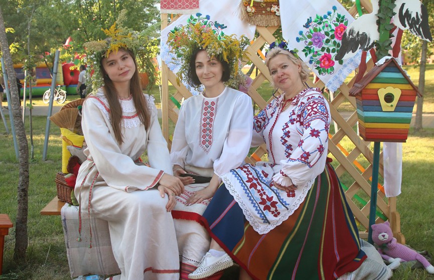 Гомельчане отпраздновали Купалье: фестиваль красок и плетение венков  – как это было?