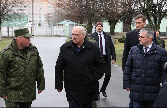 Рабочая поездка Лукашенко в Гомель: Президент ознакомился с работой 1868-й артиллерийской базы и оценил успехи ювелирного завода «Кристалл»