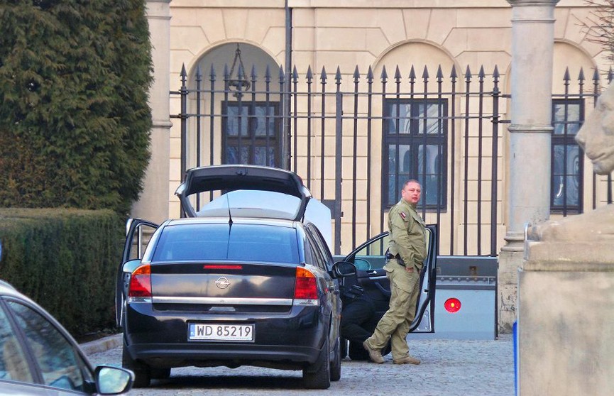 В Варшаве автомобиль пытался протаранить ворота президентского дворца