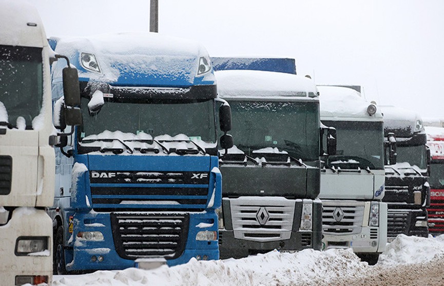 На Украине из-за блокированных польскими перевозчиками КПП скопилось почти четыре тысячи фур