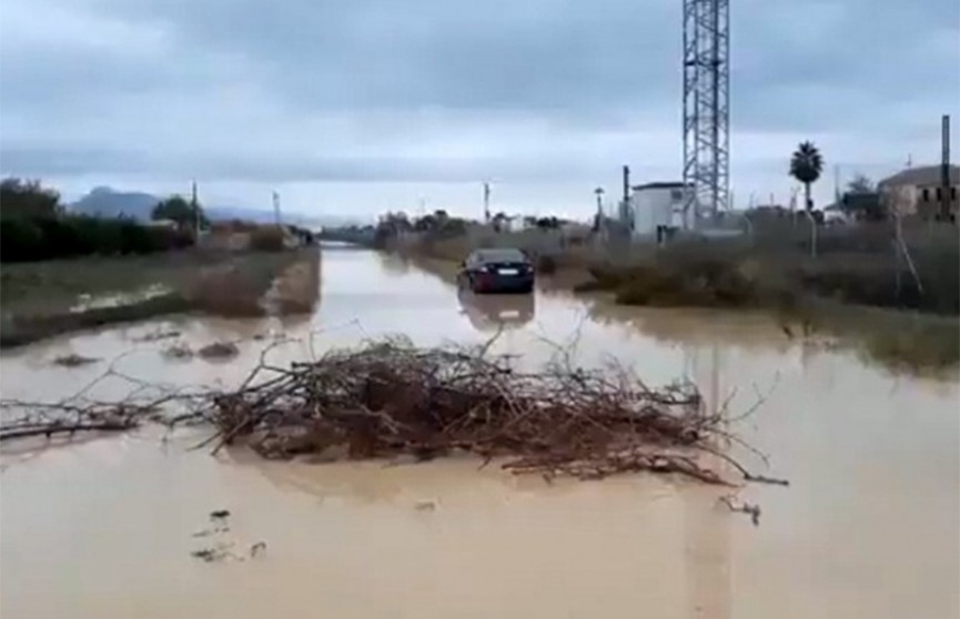 Сильные ливни затопили популярные курорты Испании