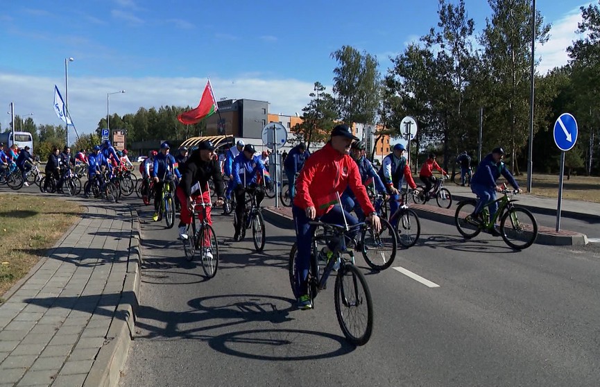 Представители Министерства спорта и НОК провели праздничный велопробег по пр.Победителей