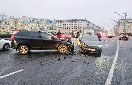 Таксист уснул за рулем. Авария с участием четырех автомобилей произошла на проспекте Независимости в Минске