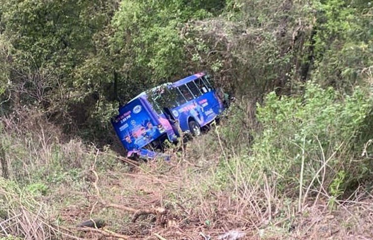 Автобус с пассажирами упал в овраг в Мексике