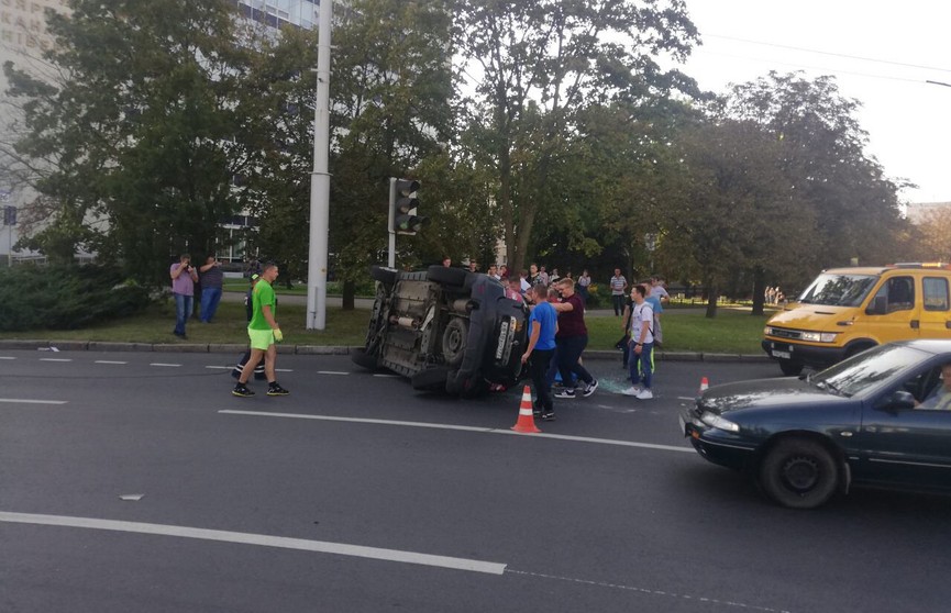 Автомобиль опрокинулся на улице Ванеева из-за ДТП
