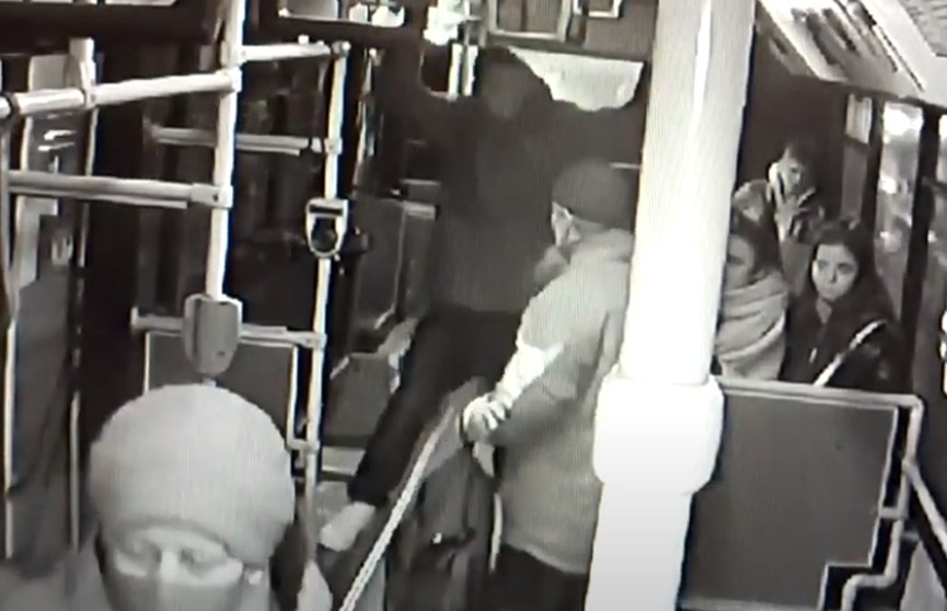 Минчанин оскорбил и избил пассажира автобуса за одежду с госсимволикой