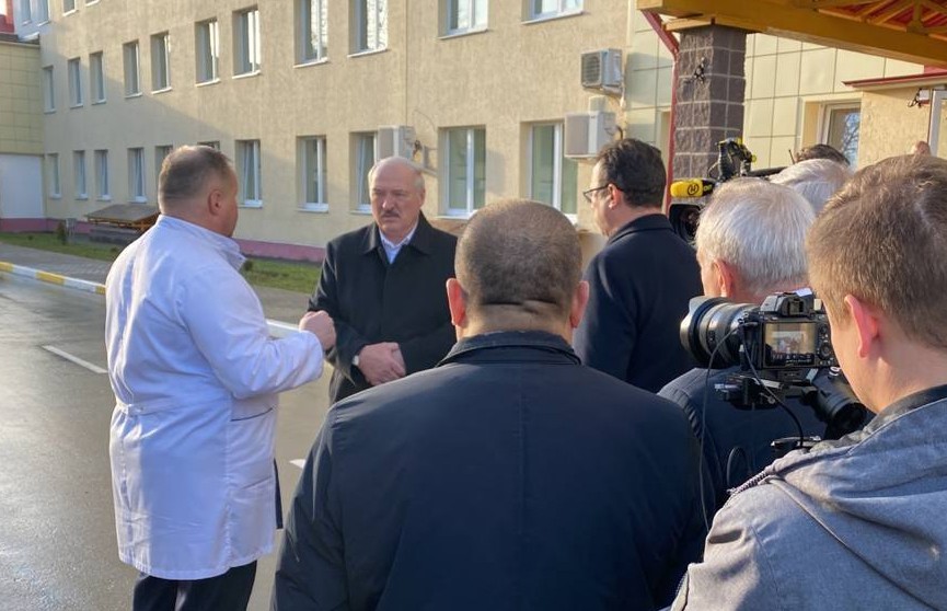 Лукашенко посещает больницу и мясокомбинат в Орше