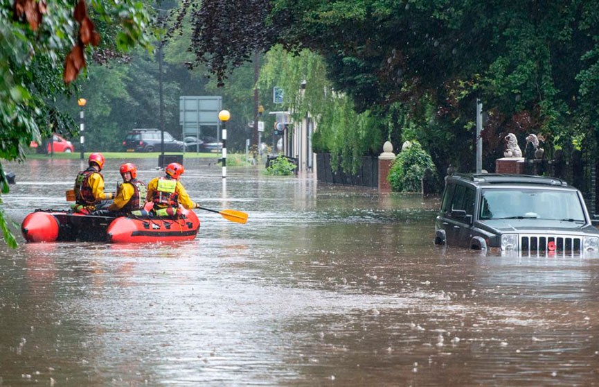 Наводнение в Великобритании: сотни человек заблокированы в торговом центре