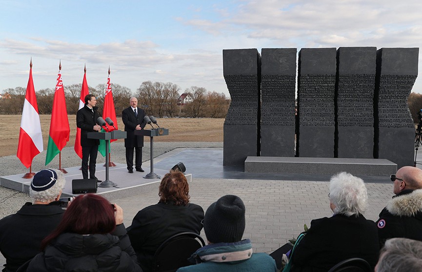 Александр Лукашенко и Себастьян Курц приняли участие в церемонии открытия монумента «Массив имён»
