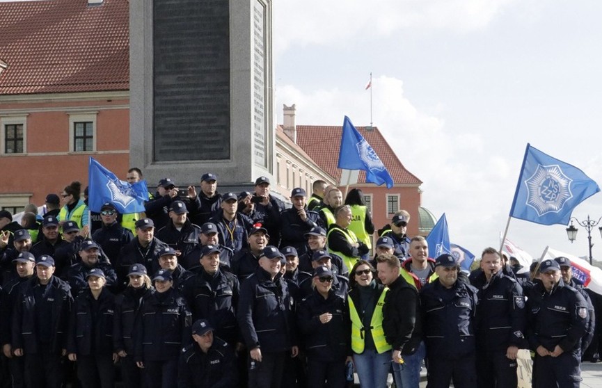 Тысячи польских стражей порядка вышли на крупную акцию протеста в Варшаве