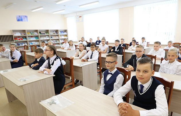 70% опрошенных НАН белорусов — за школьную форму