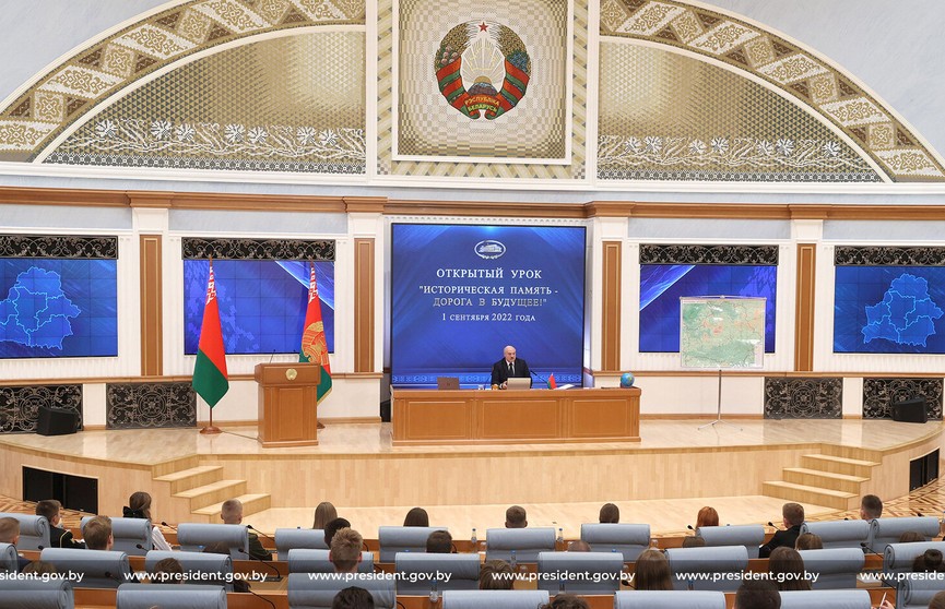 Лукашенко в День знаний провел открытый урок. Главное
