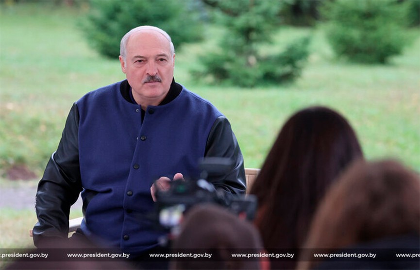 Амнистия, будущее ШОС и информационная война: о чем журналисты спросили Лукашенко во время его поездки в Хатынь?