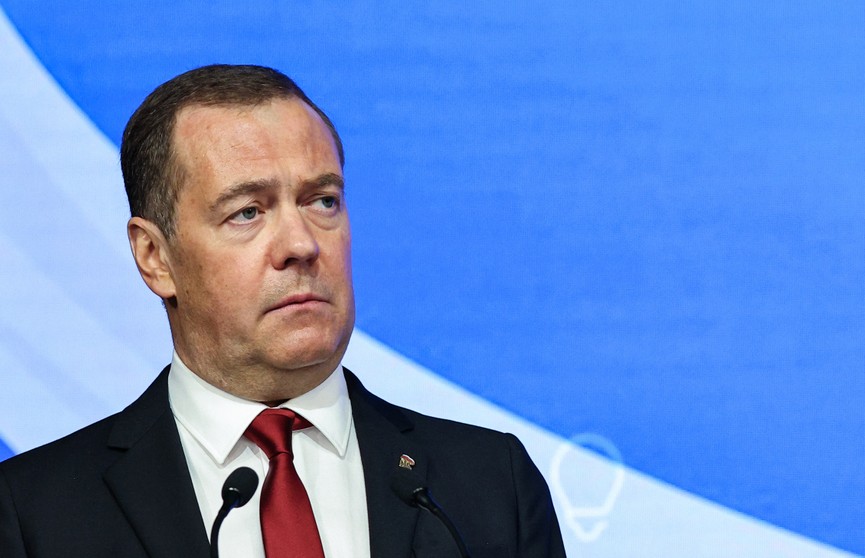 Медведев: европейцам надо призвать своих властей к ответу за вредящие им санкции
