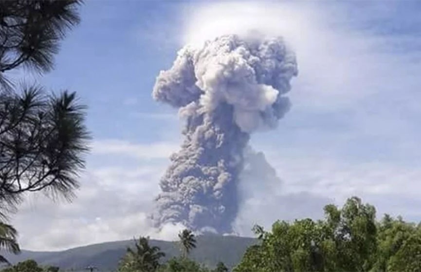 Новое землетрясение и извержение вулкана обрушились на остров Сулавеси в Индонезии