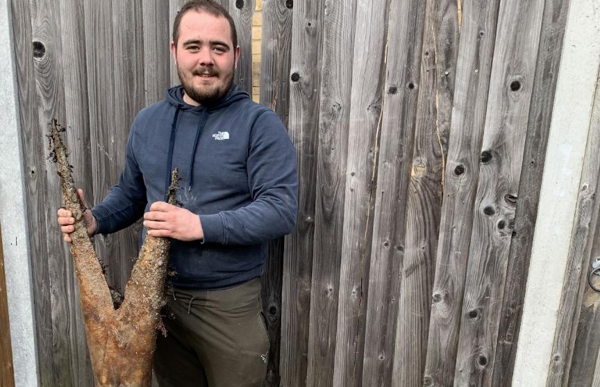 Мужчина нашел огромную кость неизвестного существа и принес ее домой