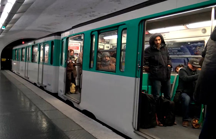 Атака в парижском метро с применением кислоты, пострадал пассажир