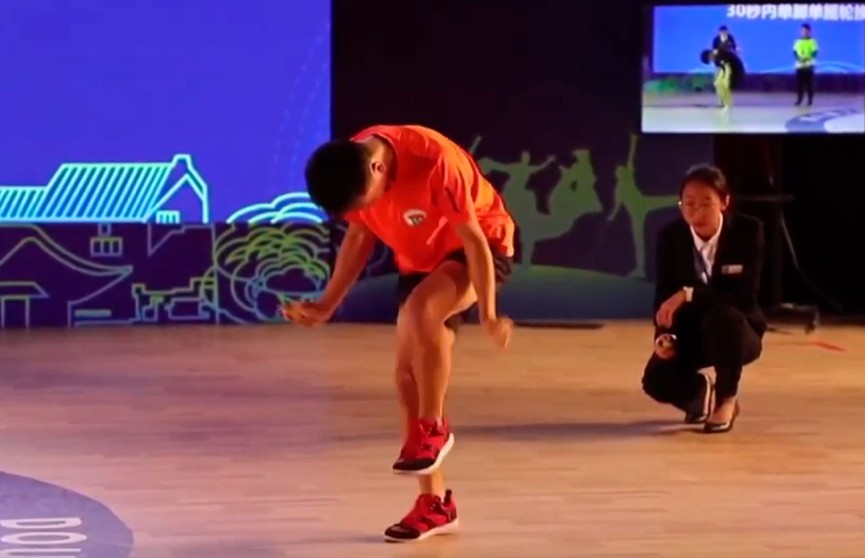 Едва успевали считать: посмотрите, как китайский спортсмен установил рекорд по прыжкам на скакалке (ВИДЕО)