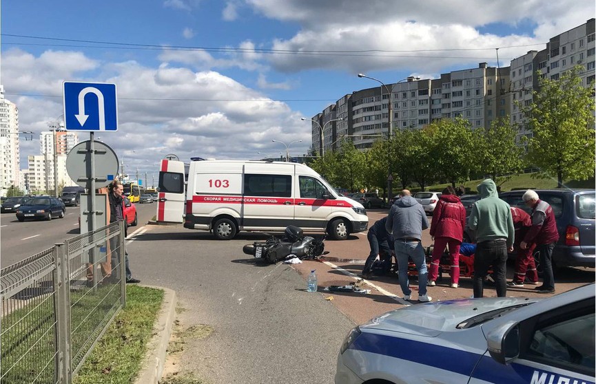 Мотоциклист врезался в легковушку в Минске на улице Кунцевщина