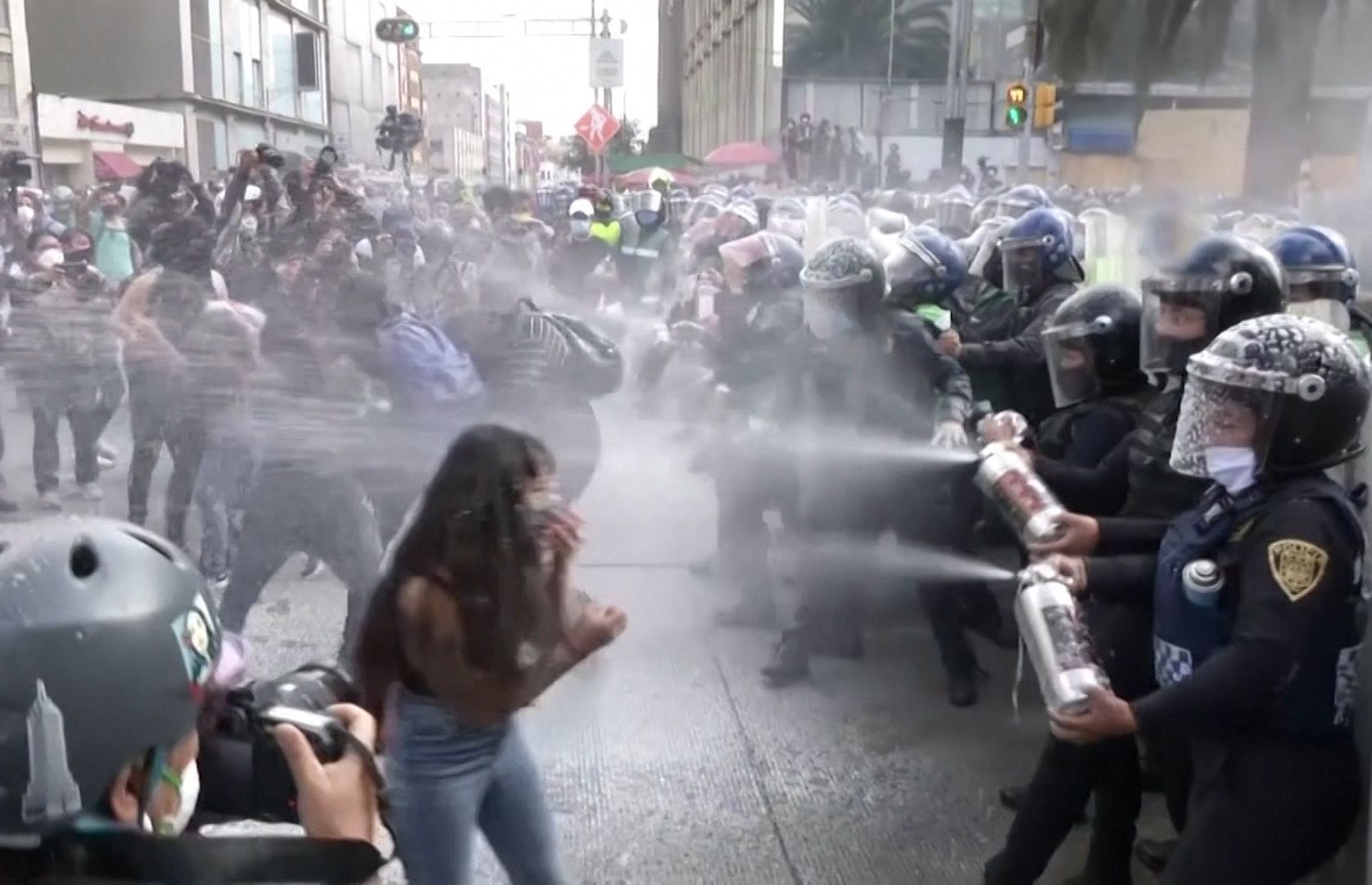 Митинг феминисток в мексике парень заехал. Бунт феминисток в Мексике.