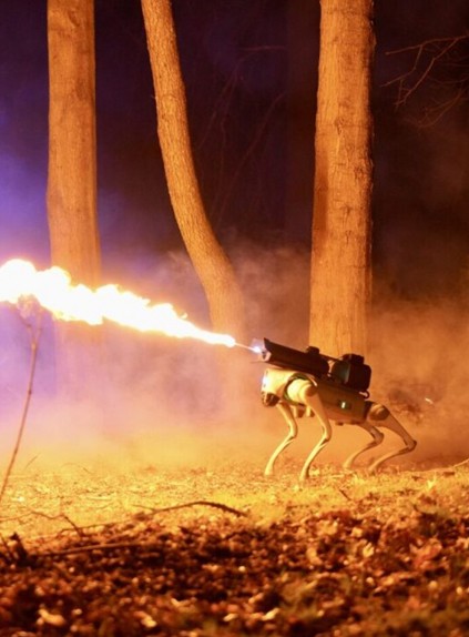 В США представили оснащенного огнеметом робота-собаку