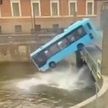 Водитель автобуса, упавшего в реку в Петербурге, признал вину