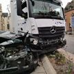 В Германии угнанный грузовик протаранил припаркованные машины
