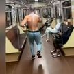 Парень, облитый молоком в вагоне минского метро, виснет ногами на поручне – такое видео появилось в Сети. Молодых людей задержали