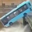 В Питере задержали водителя упавшего в реку автобуса
