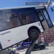 Пассажирский автобус наехал на столб в Петербурге. Шесть человек пострадали (Видео)